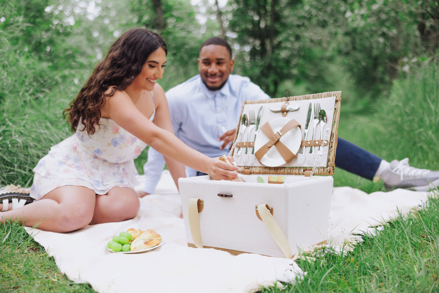 Lemongrove Picnic Basket for 2 - Bees & Lemons